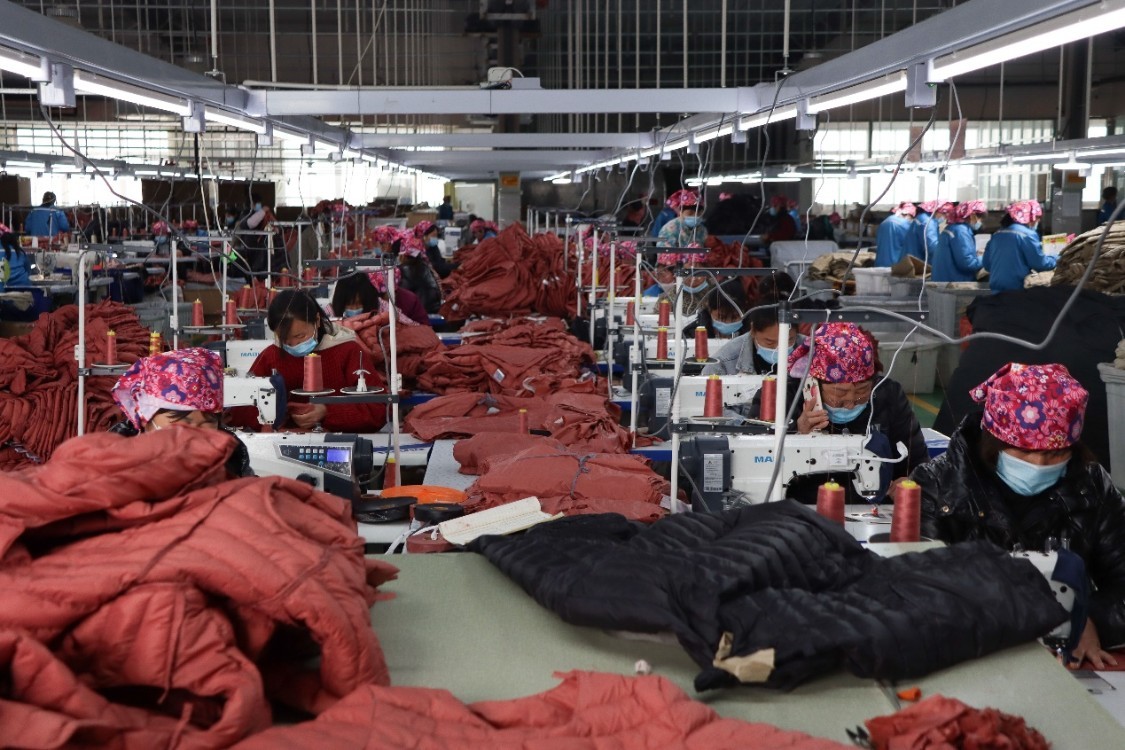 这家十几件小单都能接的服装厂，在阿里国际站抓牢了海外网红们的生意
